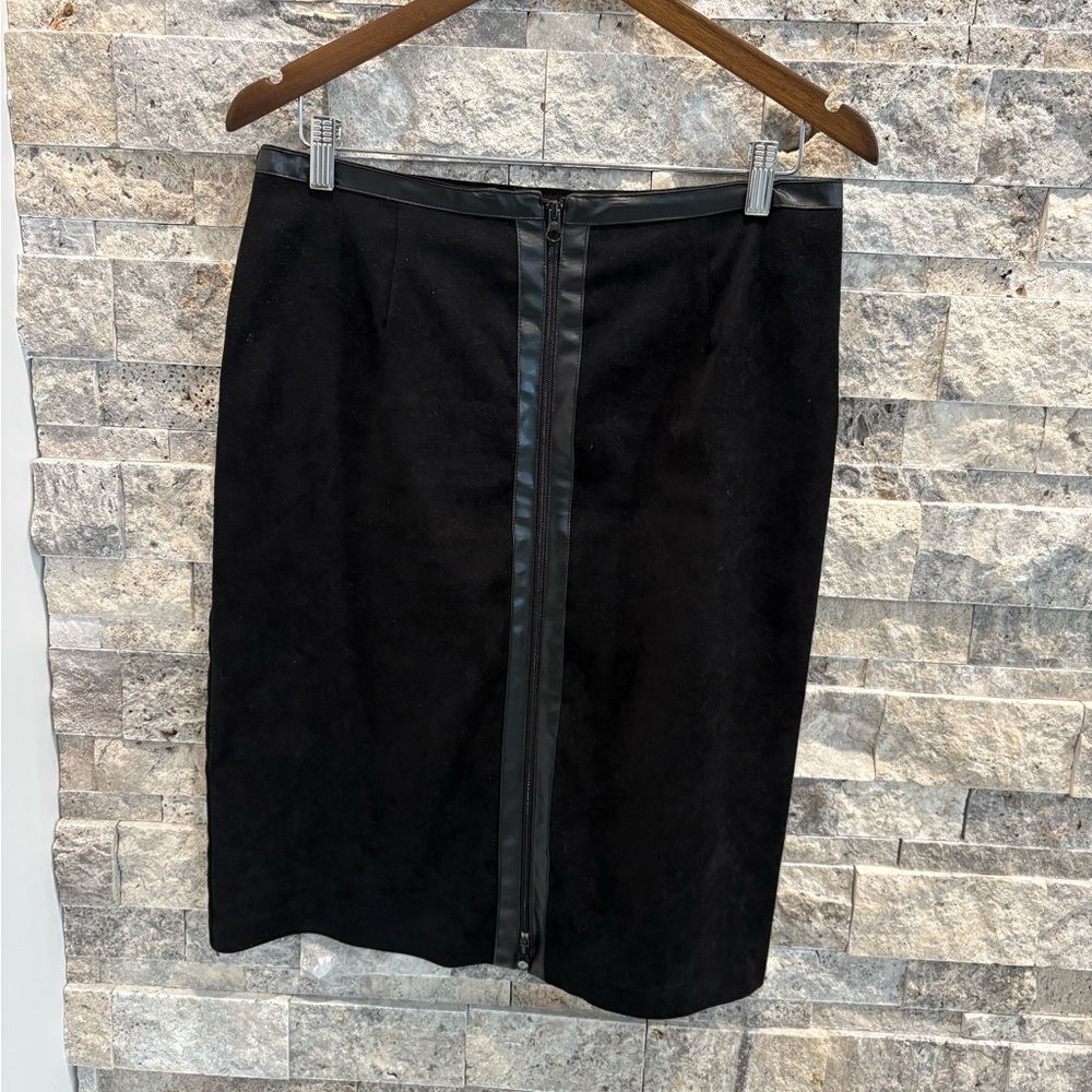 SC&CO Elegant Black Women's Skirt with a zipper at the front size 12